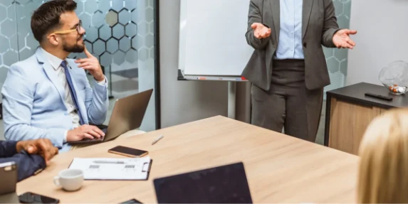Equipo profesional analizando una propuesta en sala de reuniones