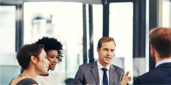 Equipo de trabajo dialogando sobre los resultados del proyecto